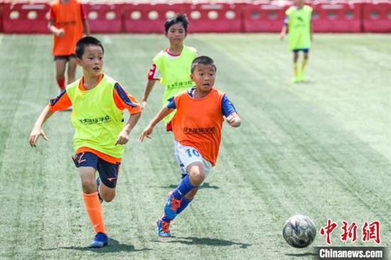 来自全国各地的小球员在恒大足球学校参加为期3天的招生复试。 刘颖 图